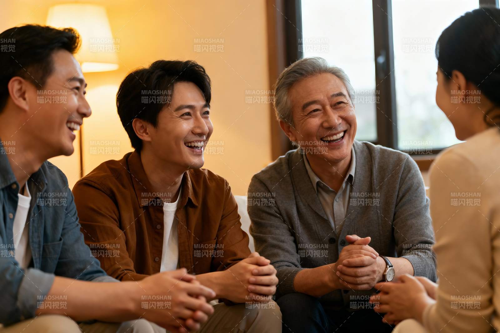 四人室内欢聚交谈场景图片