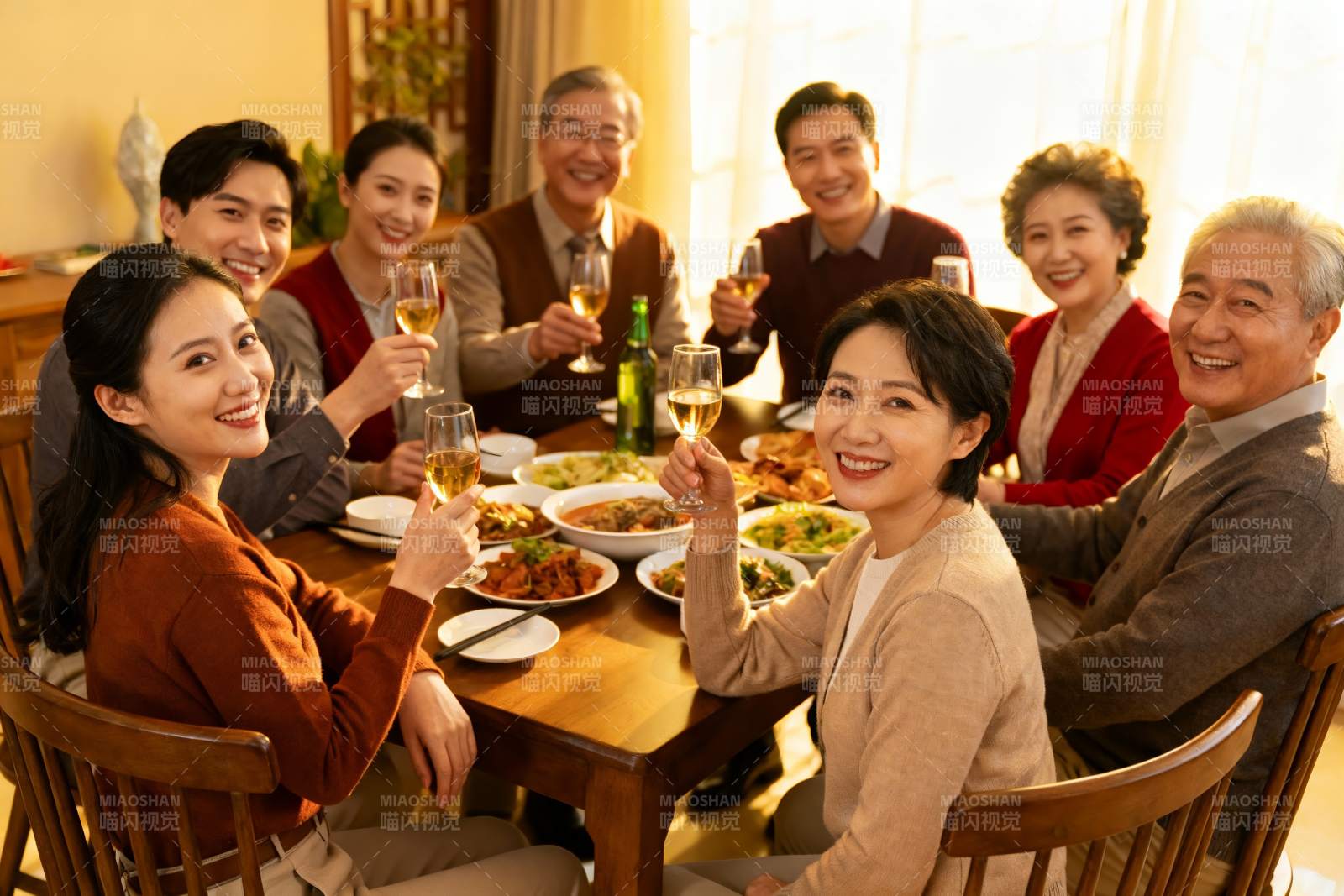 家庭聚餐欢庆时刻图片