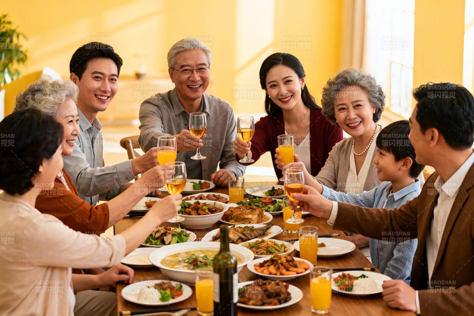 三代同堂家庭聚餐举杯欢庆图片