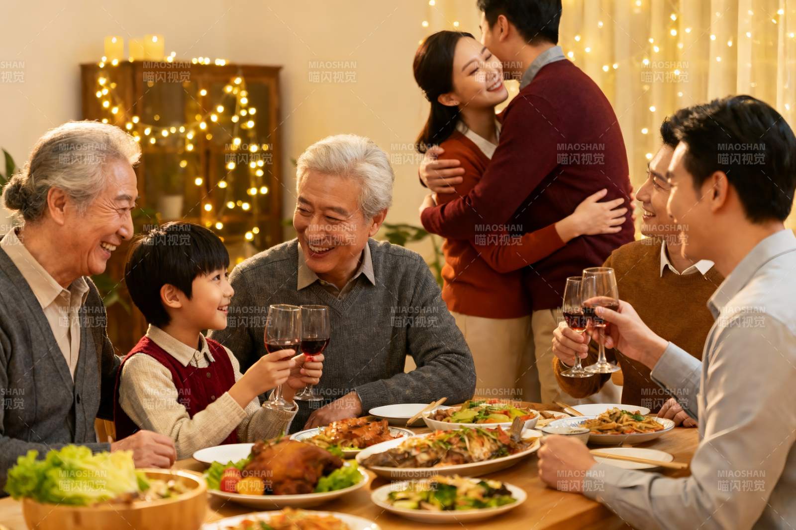 温馨家庭聚餐其乐融融图片