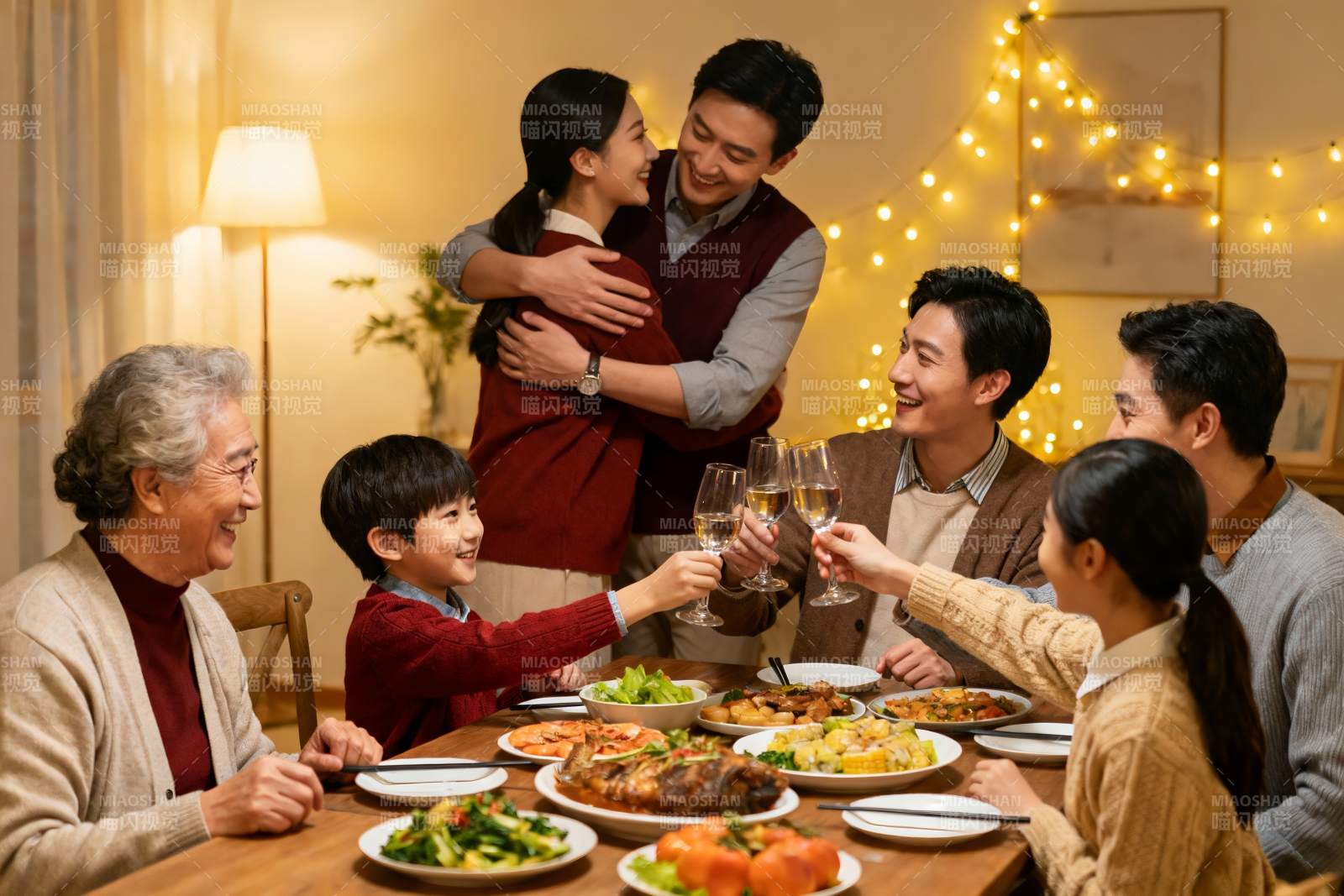 温馨家庭聚餐举杯欢庆图片