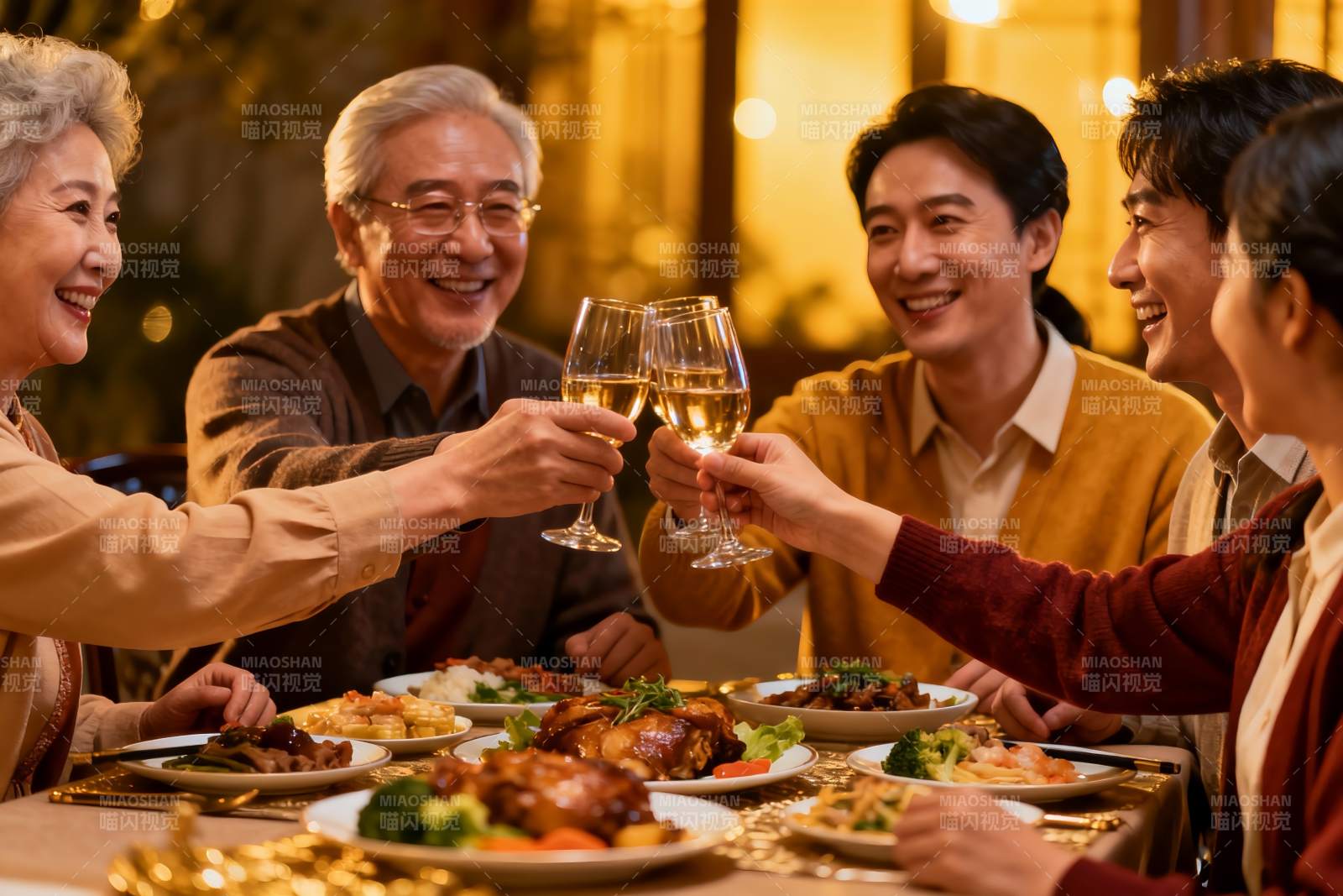 家庭聚餐欢庆时刻图片