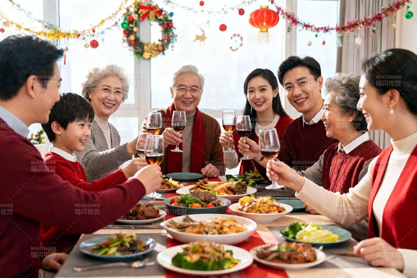 家庭聚餐欢庆节日温馨场景图片