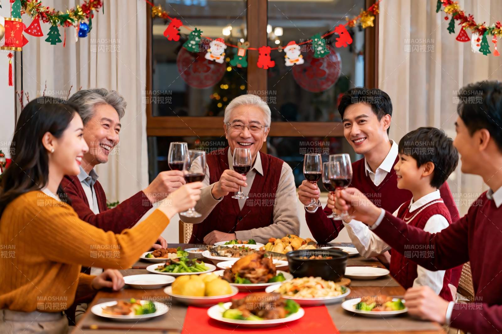 家庭聚餐欢庆节日图片