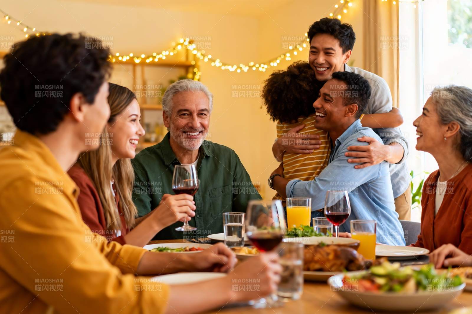 家庭聚餐欢庆时刻图片