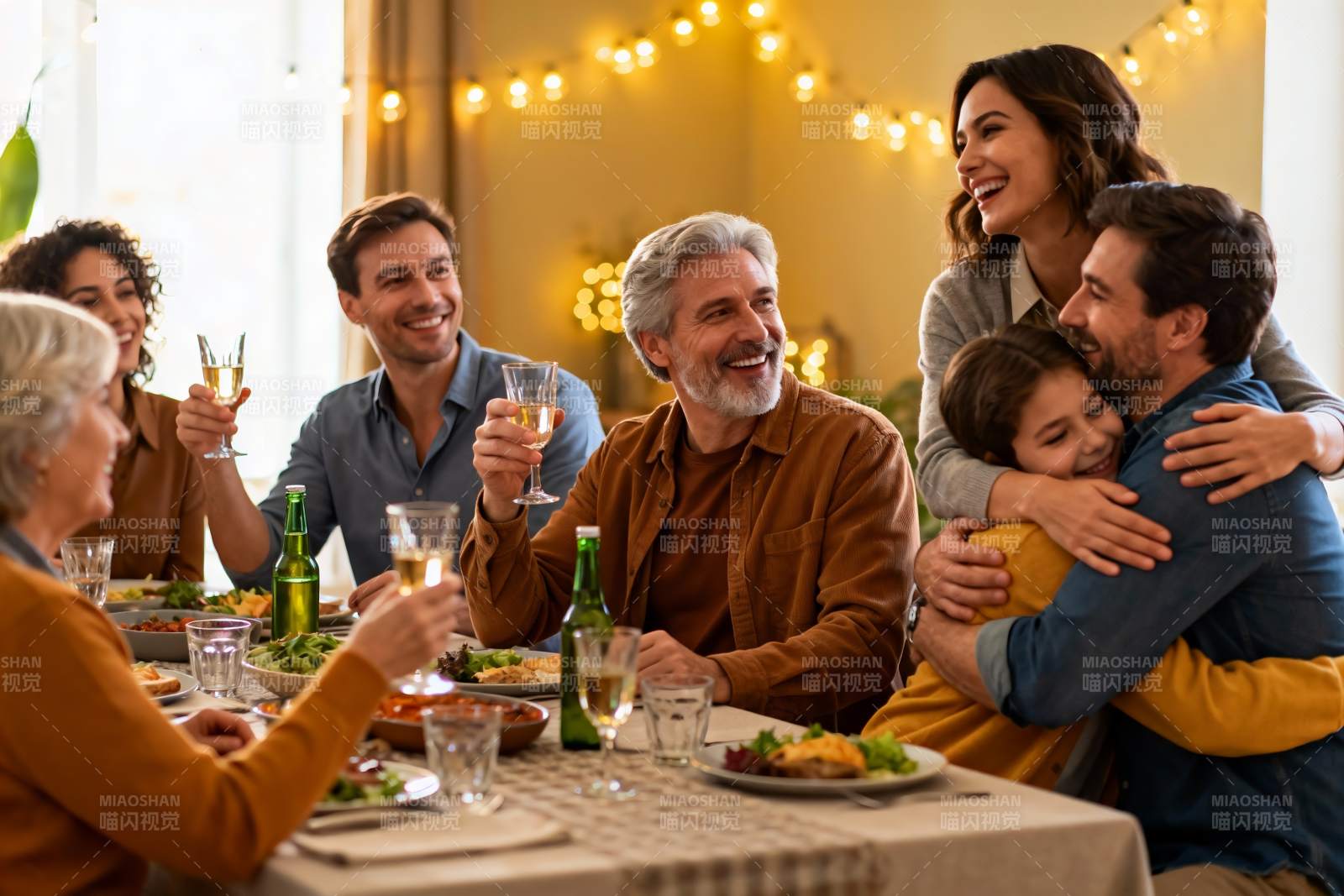 家庭聚餐欢庆时刻图片