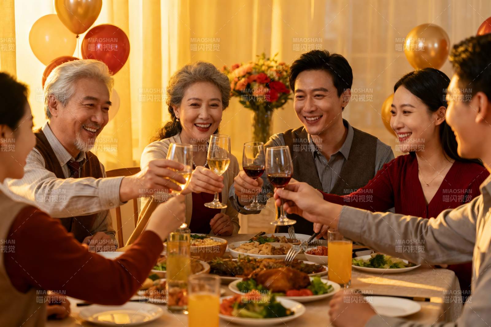 家庭聚餐欢庆时刻图片