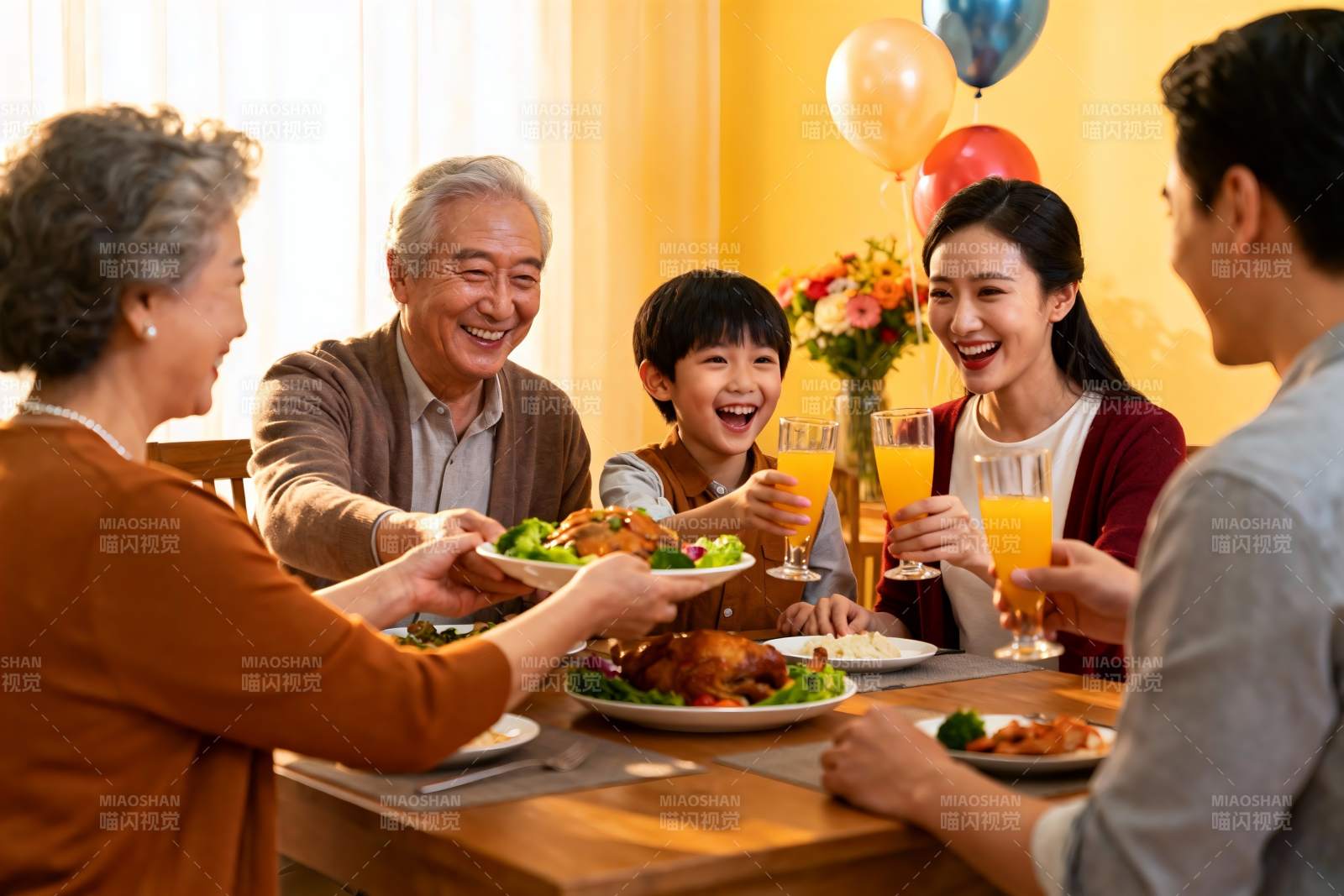 三代同堂家庭聚餐其乐融融图片