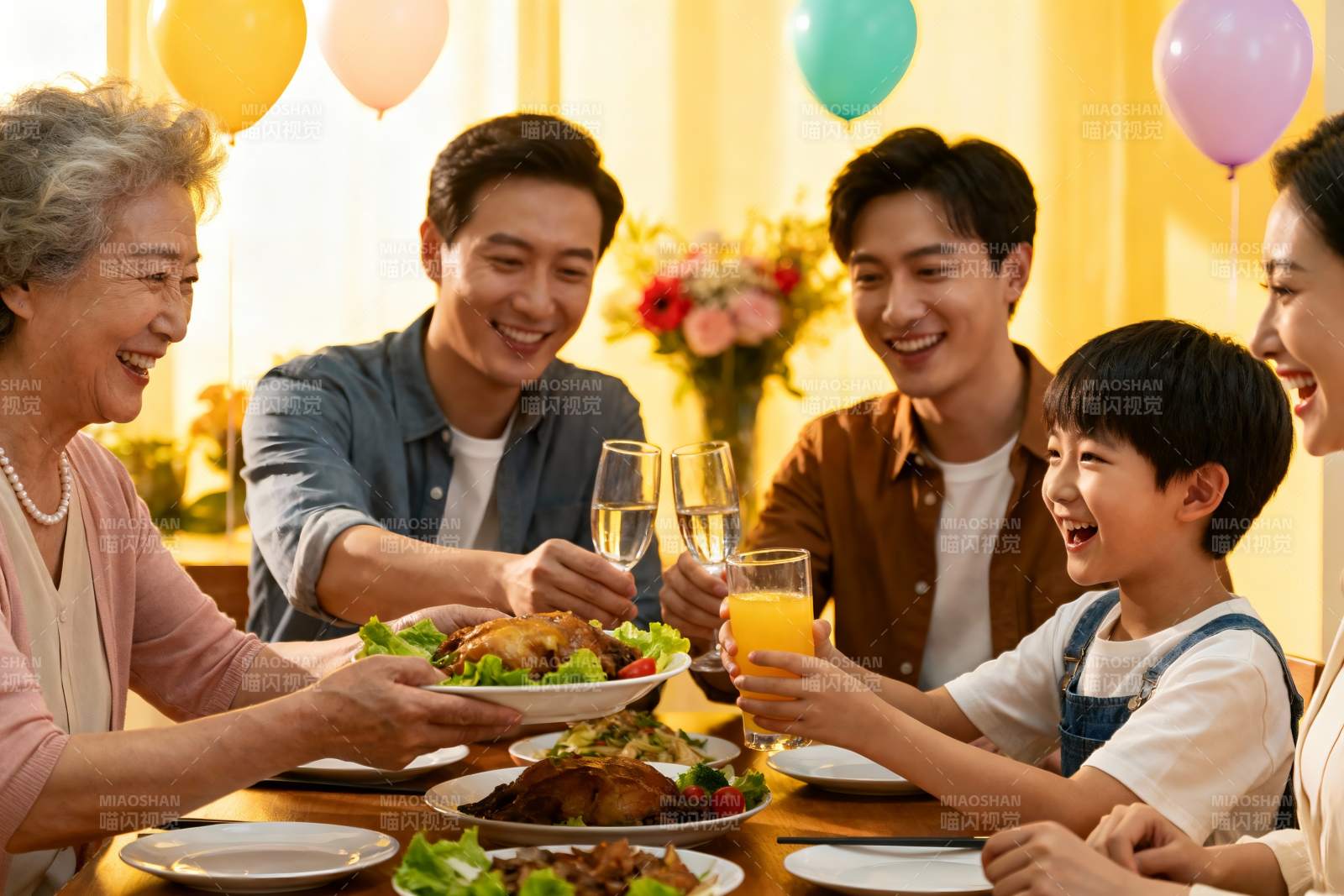 家庭聚餐欢庆时刻图片