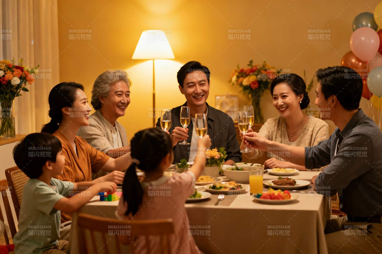 温馨家庭聚餐举杯欢庆图片