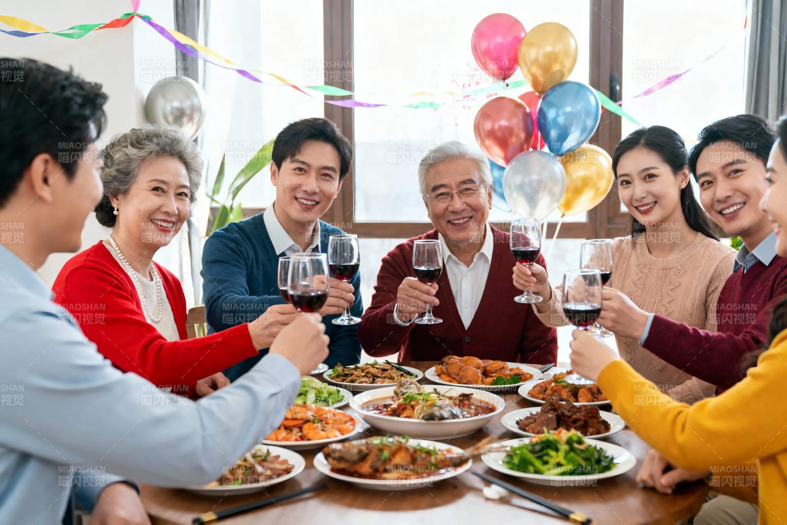 家庭聚餐欢庆时刻图片