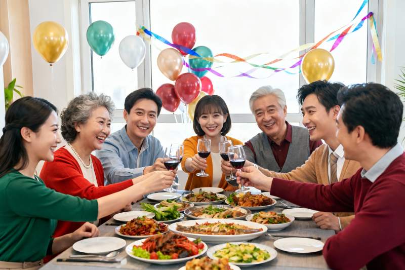 家庭聚餐欢庆时刻图片