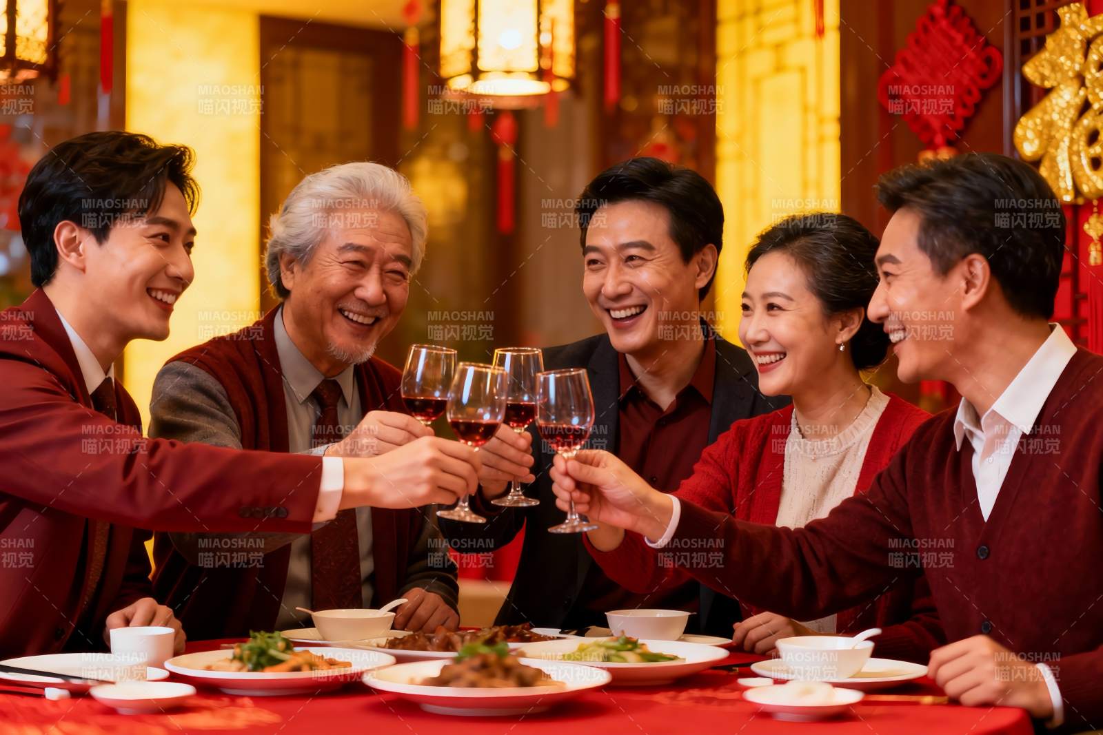 家人欢聚庆团圆举杯共饮图片