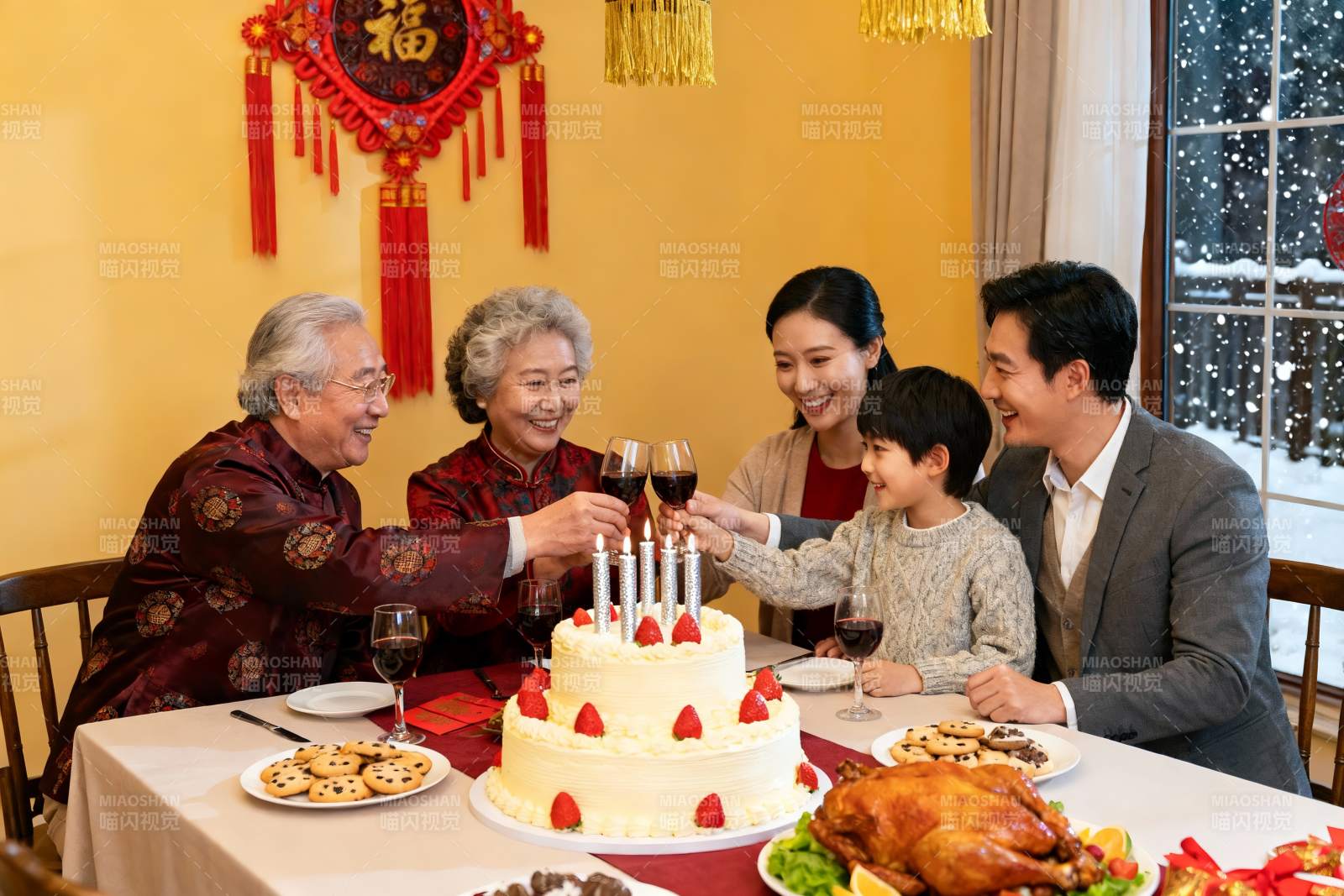 家庭聚餐庆生温馨场景图片