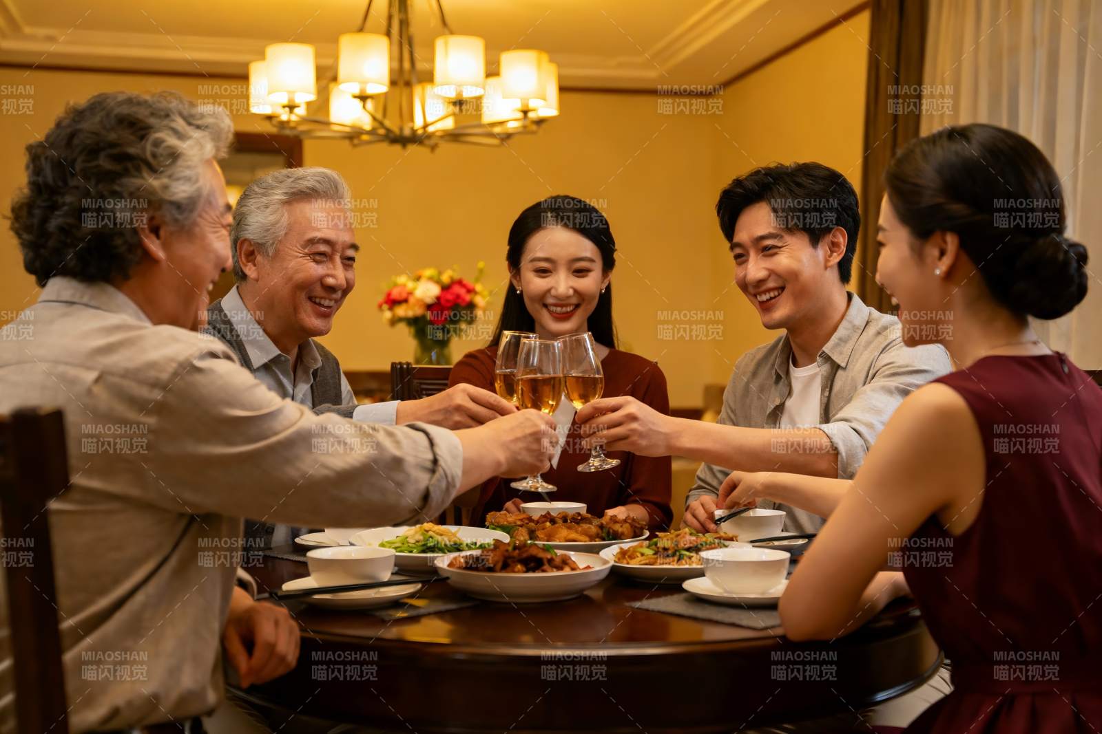 家庭聚餐欢庆时刻图片