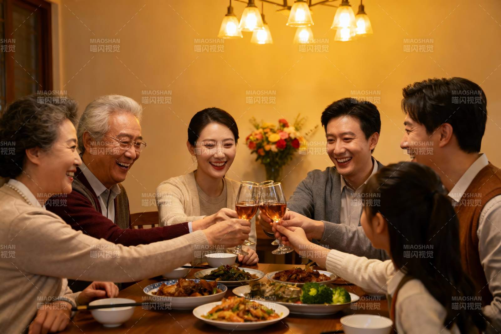 家庭聚餐欢庆时刻图片