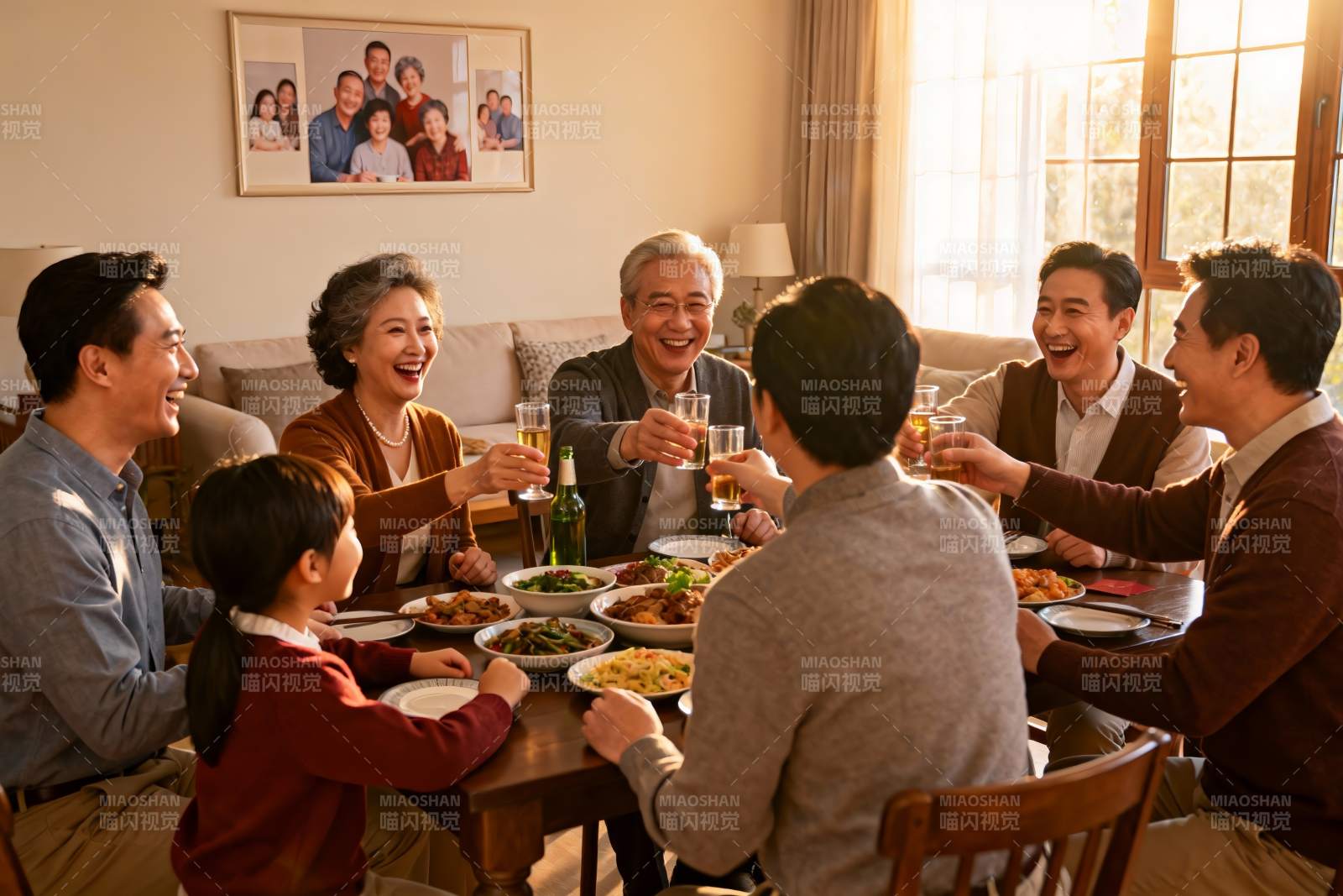 家庭聚餐欢庆时刻图片
