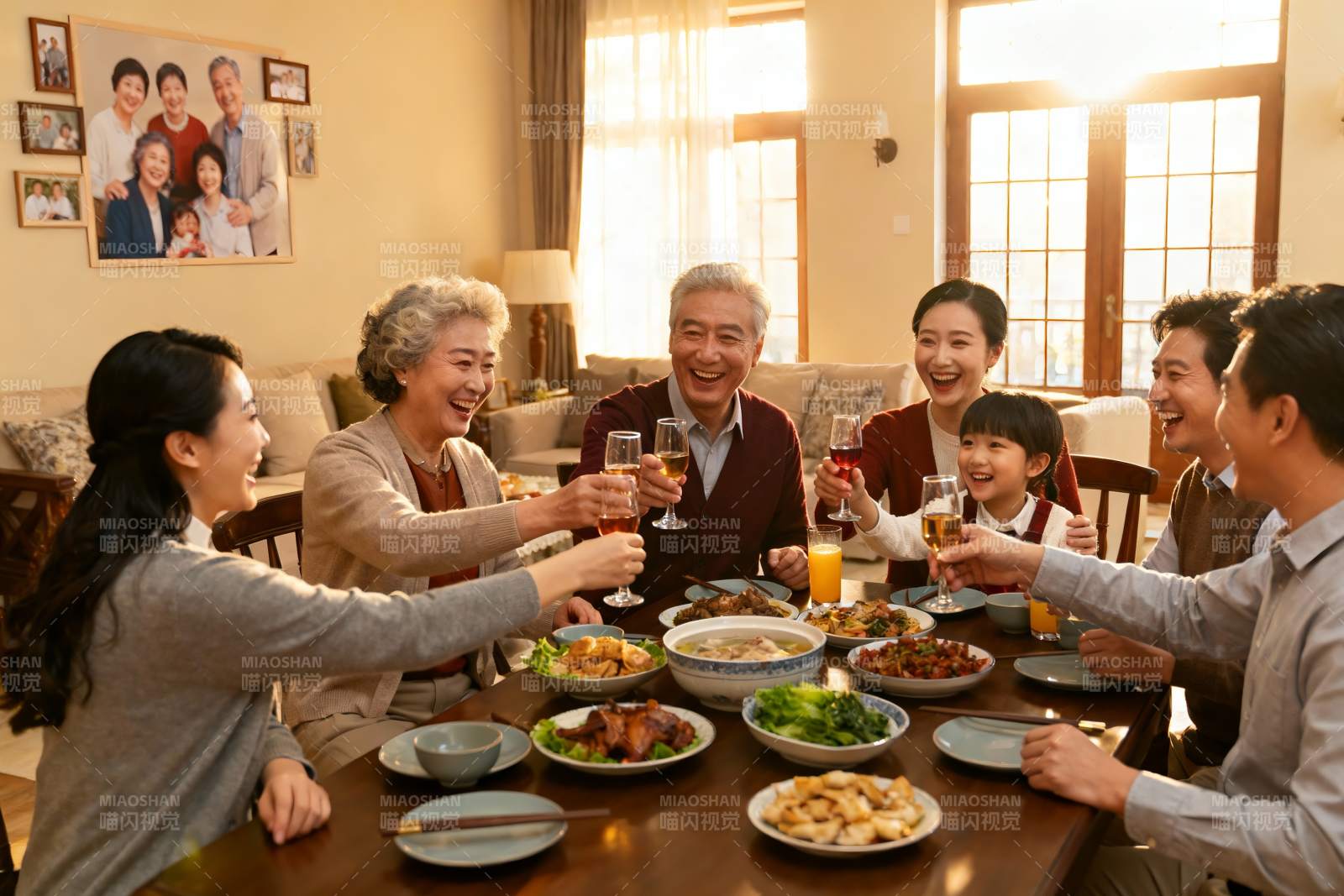 三代同堂家庭聚餐举杯欢庆图片