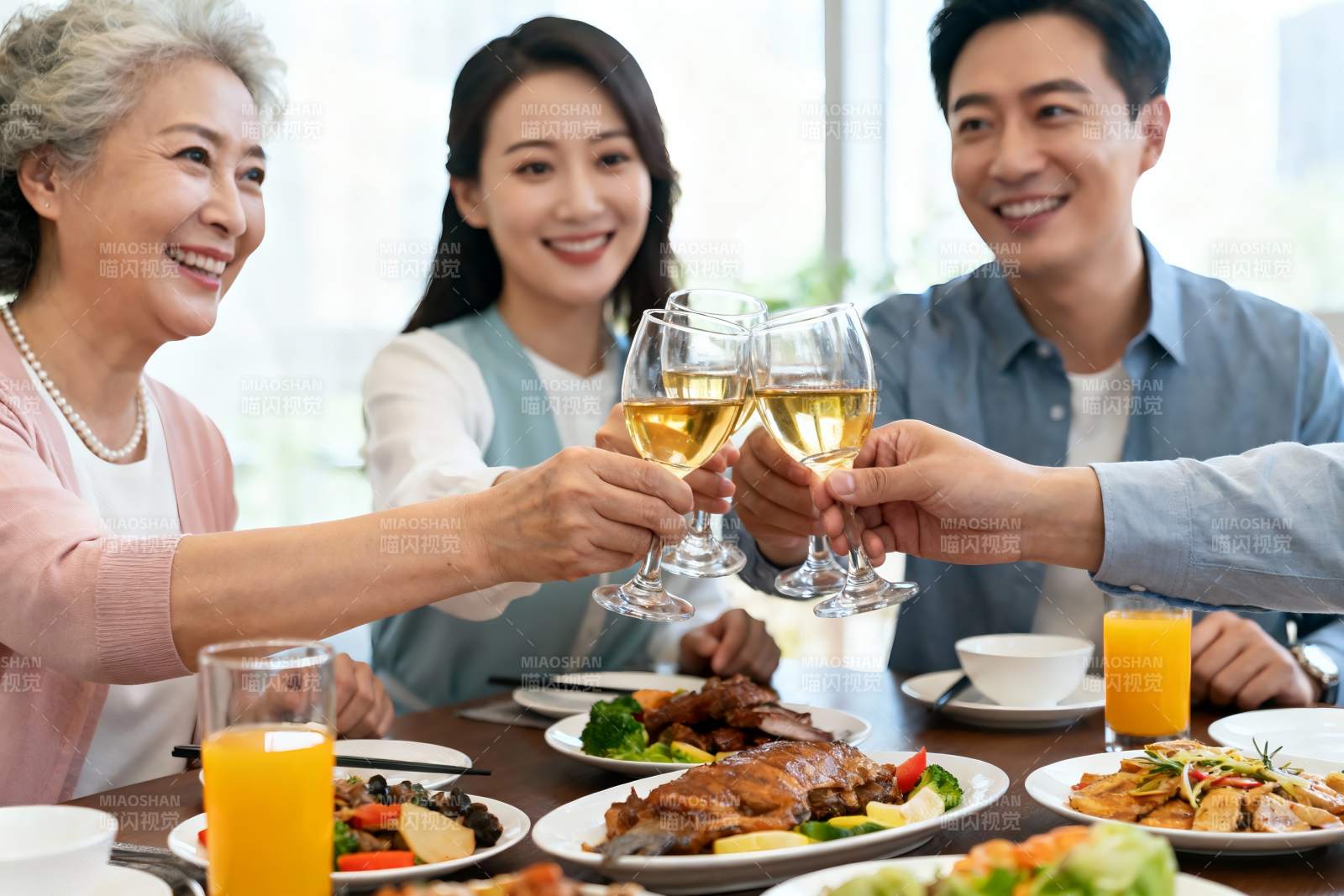 三代同堂家庭聚餐举杯欢庆图片