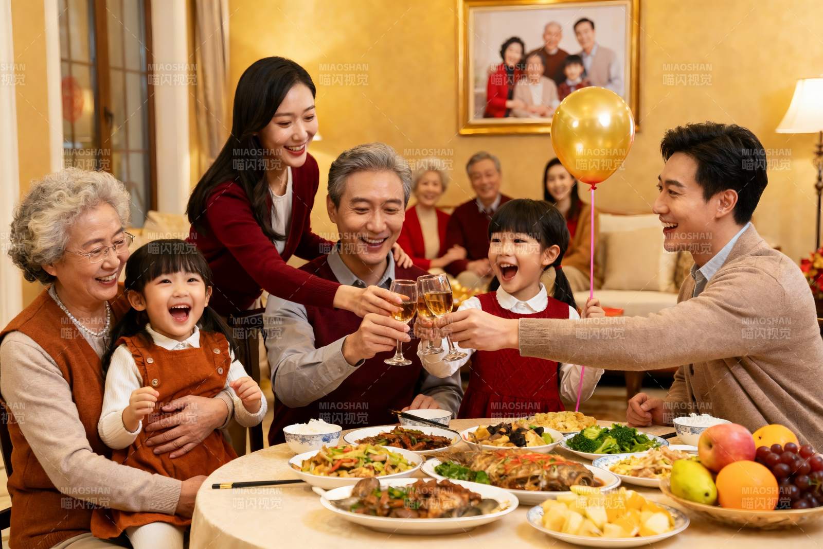 三代同堂家庭聚餐欢庆时刻图片