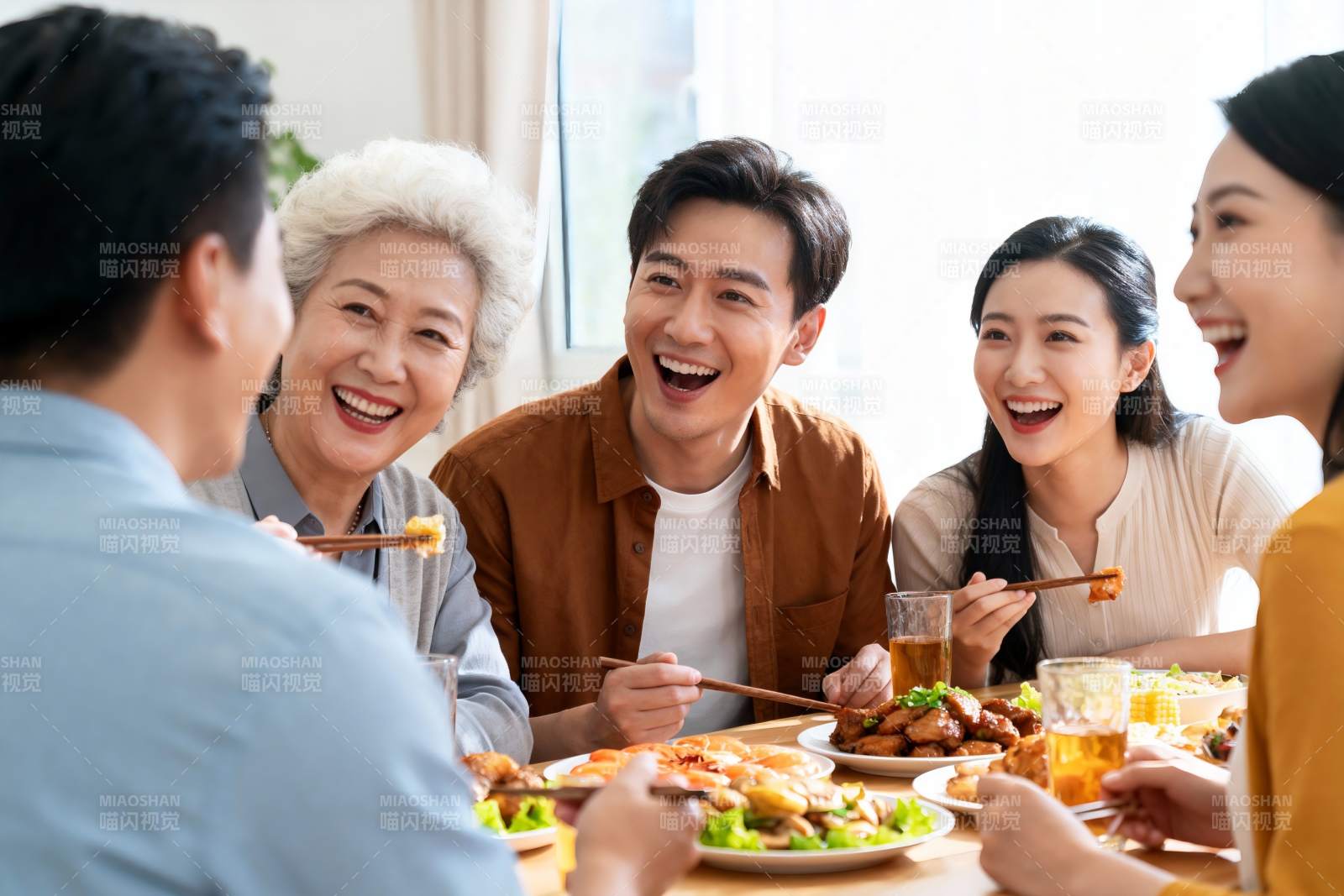 三代同堂家庭聚餐其乐融融图片