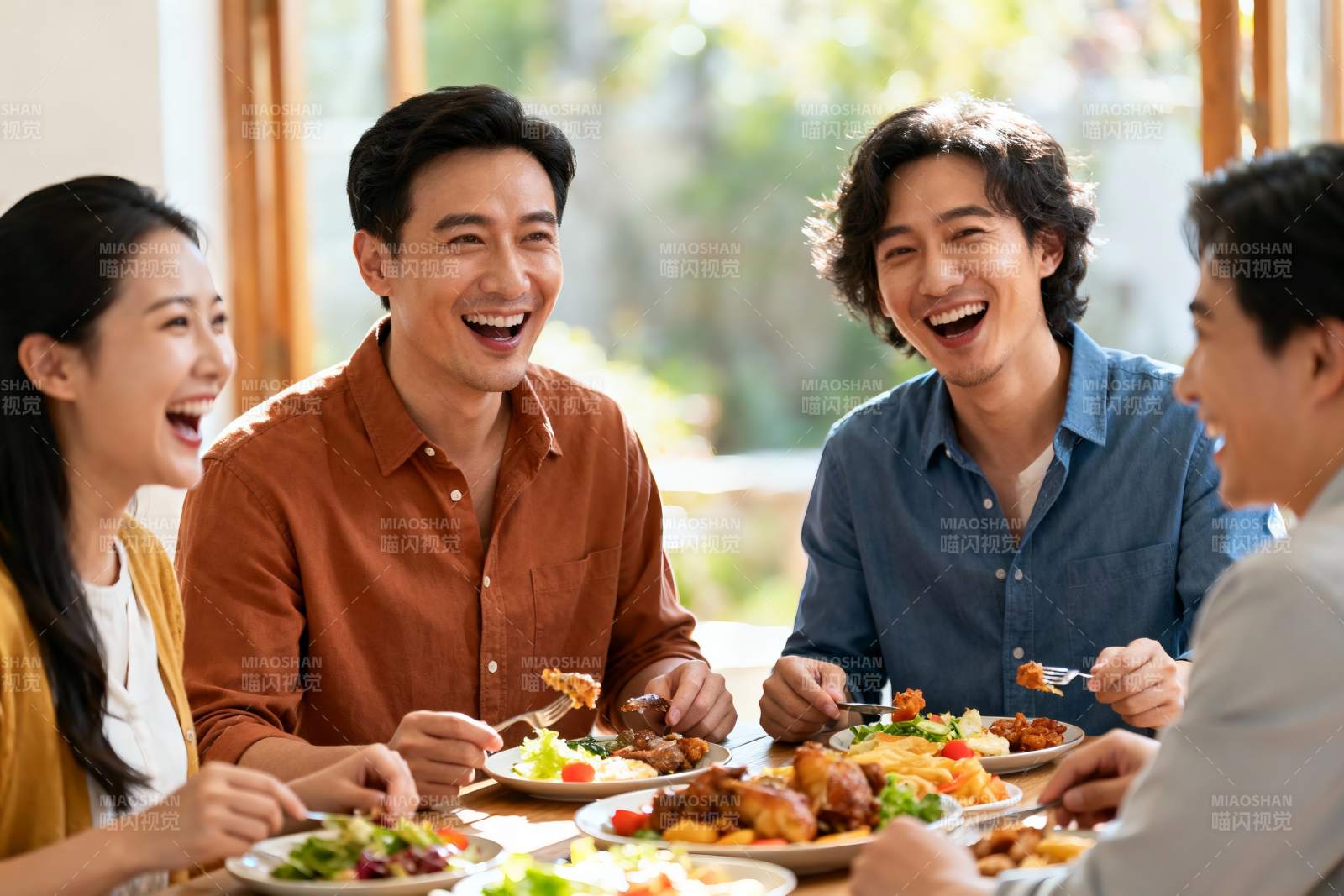 四人聚餐欢笑共享美食图片