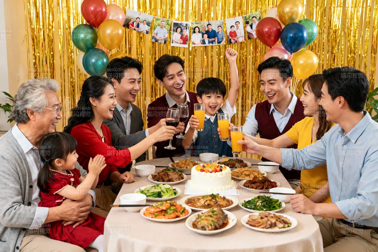 家庭聚餐欢庆时刻图片