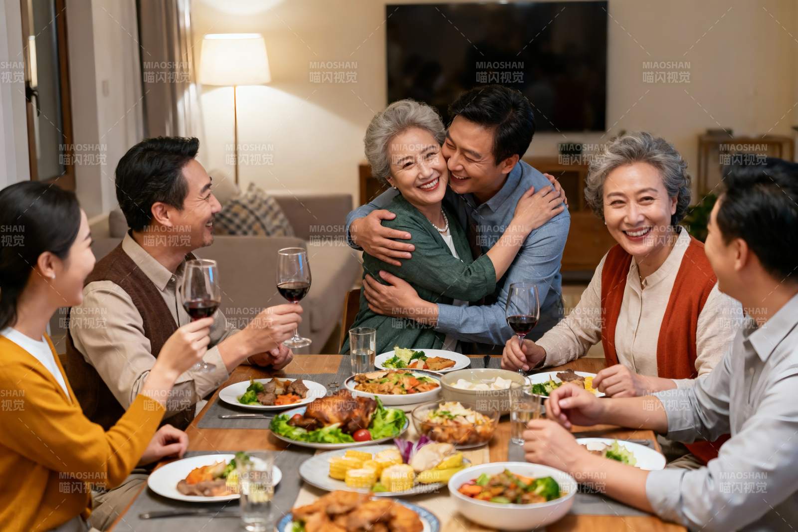 家庭聚餐温馨拥抱图片