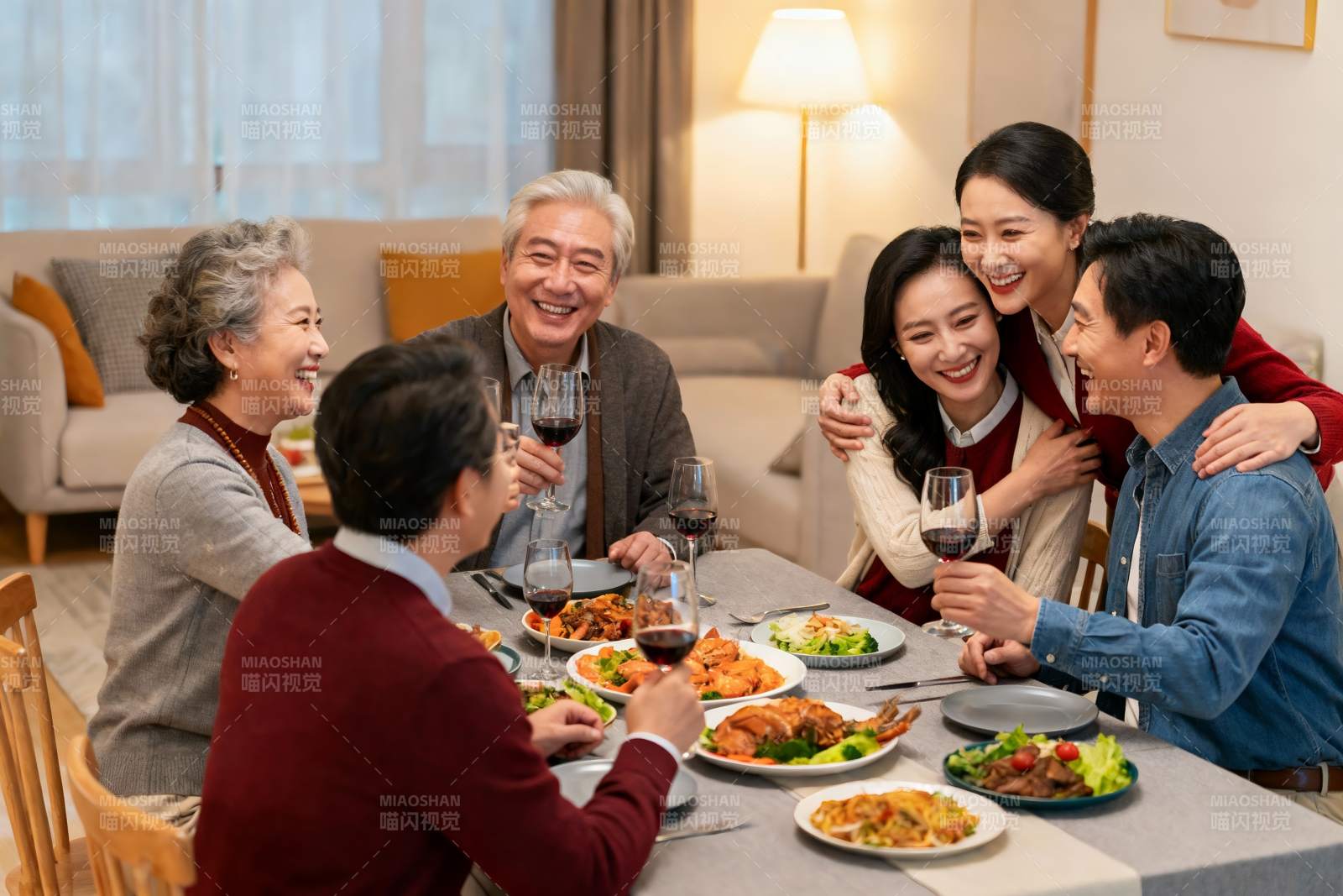 三代同堂家庭聚餐其乐融融图片