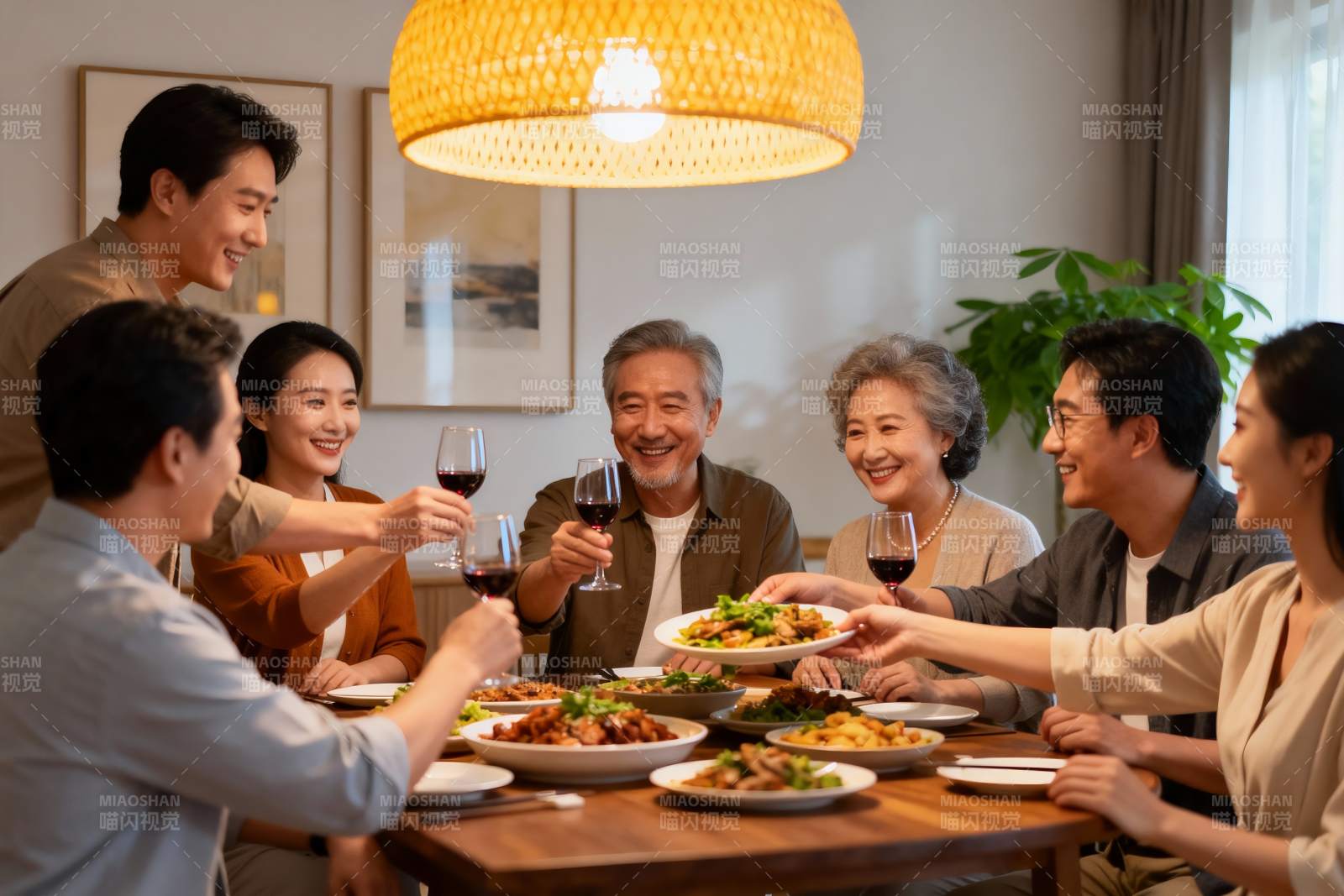 家庭聚餐欢庆时刻图片