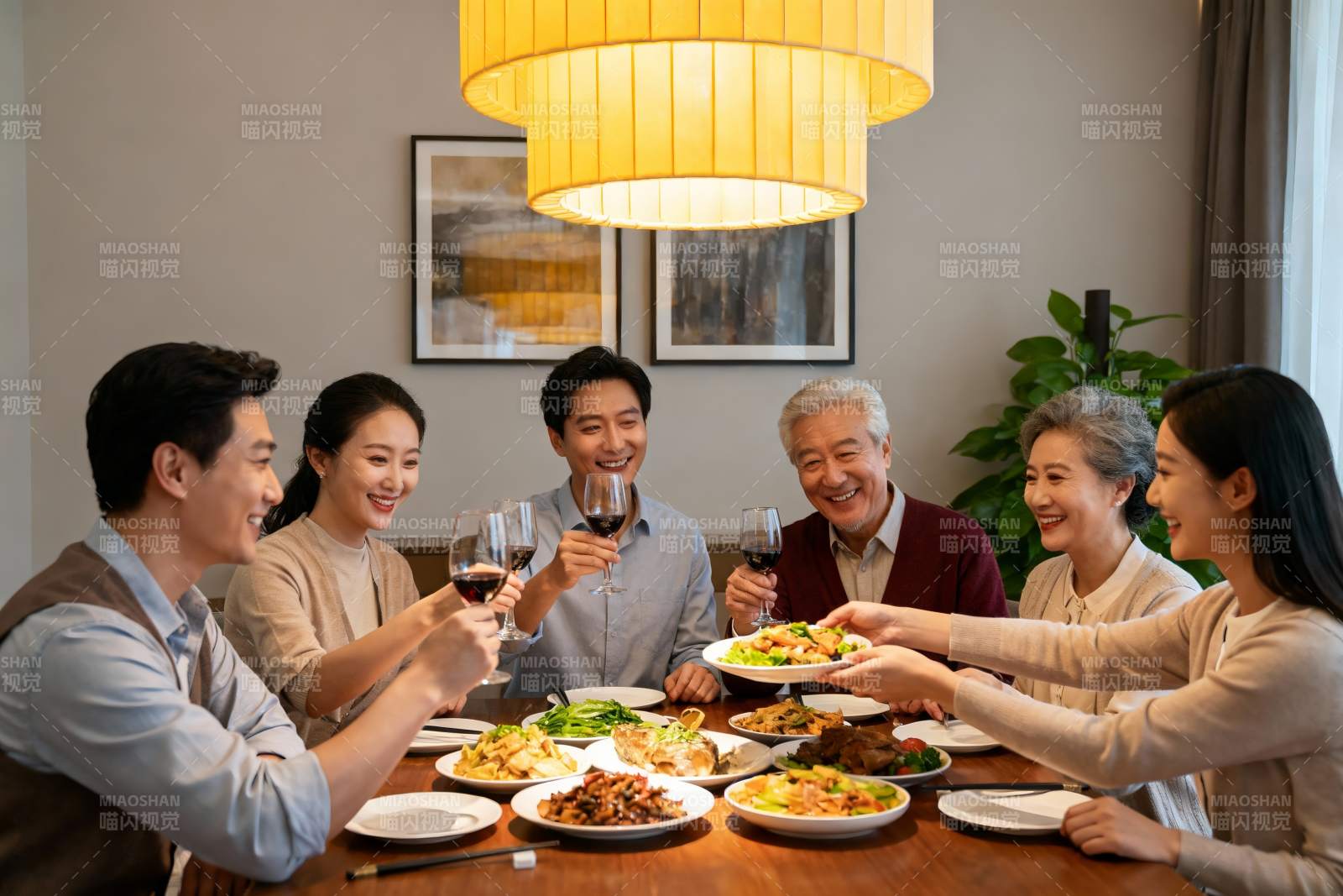 家庭聚餐欢庆时刻图片