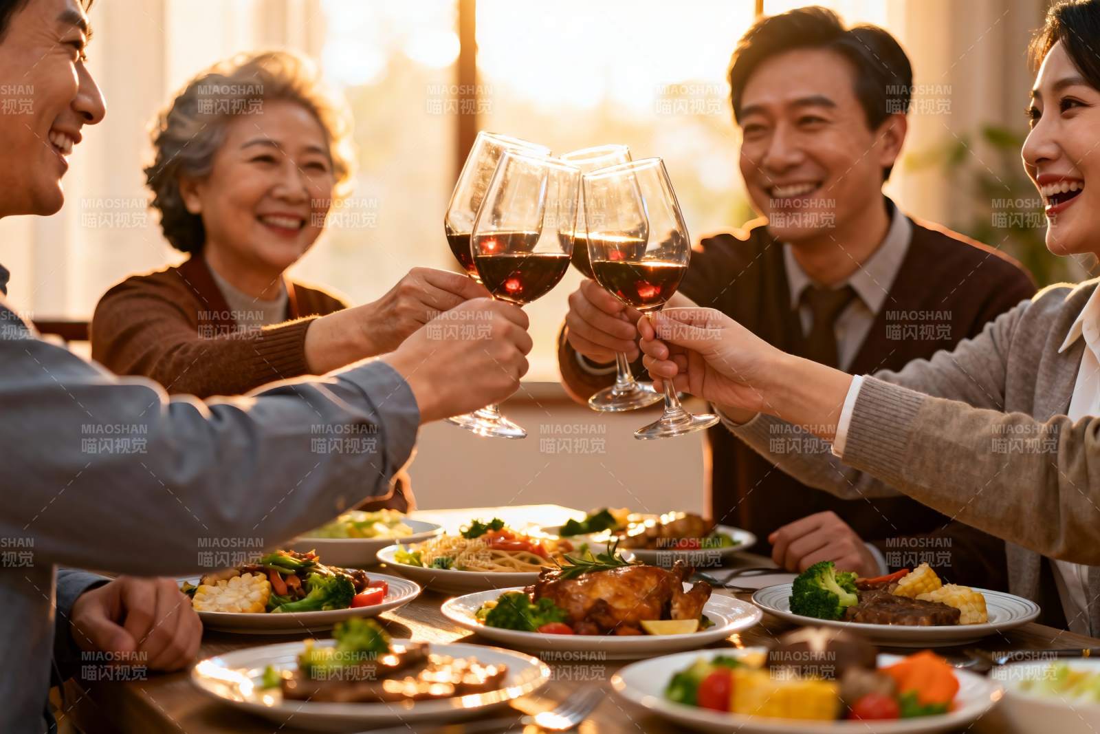 家庭聚餐欢庆时刻图片