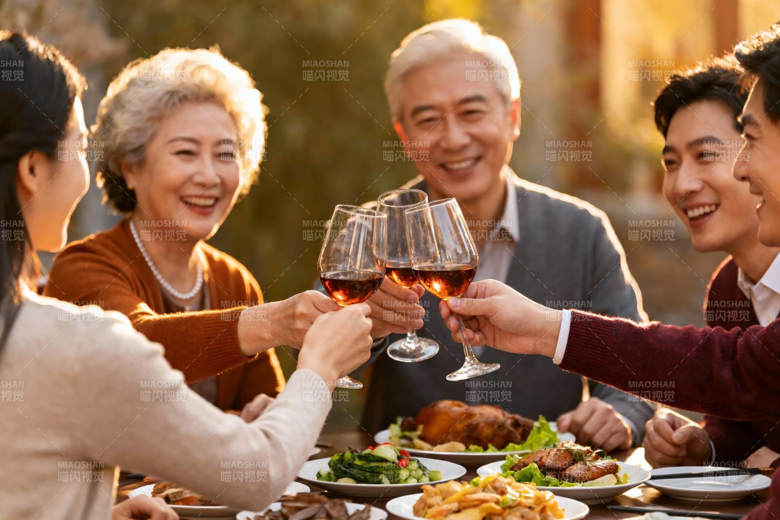 家庭聚餐欢庆时刻图片