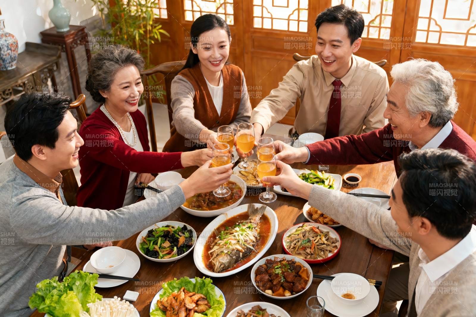 家庭聚餐欢庆时刻图片