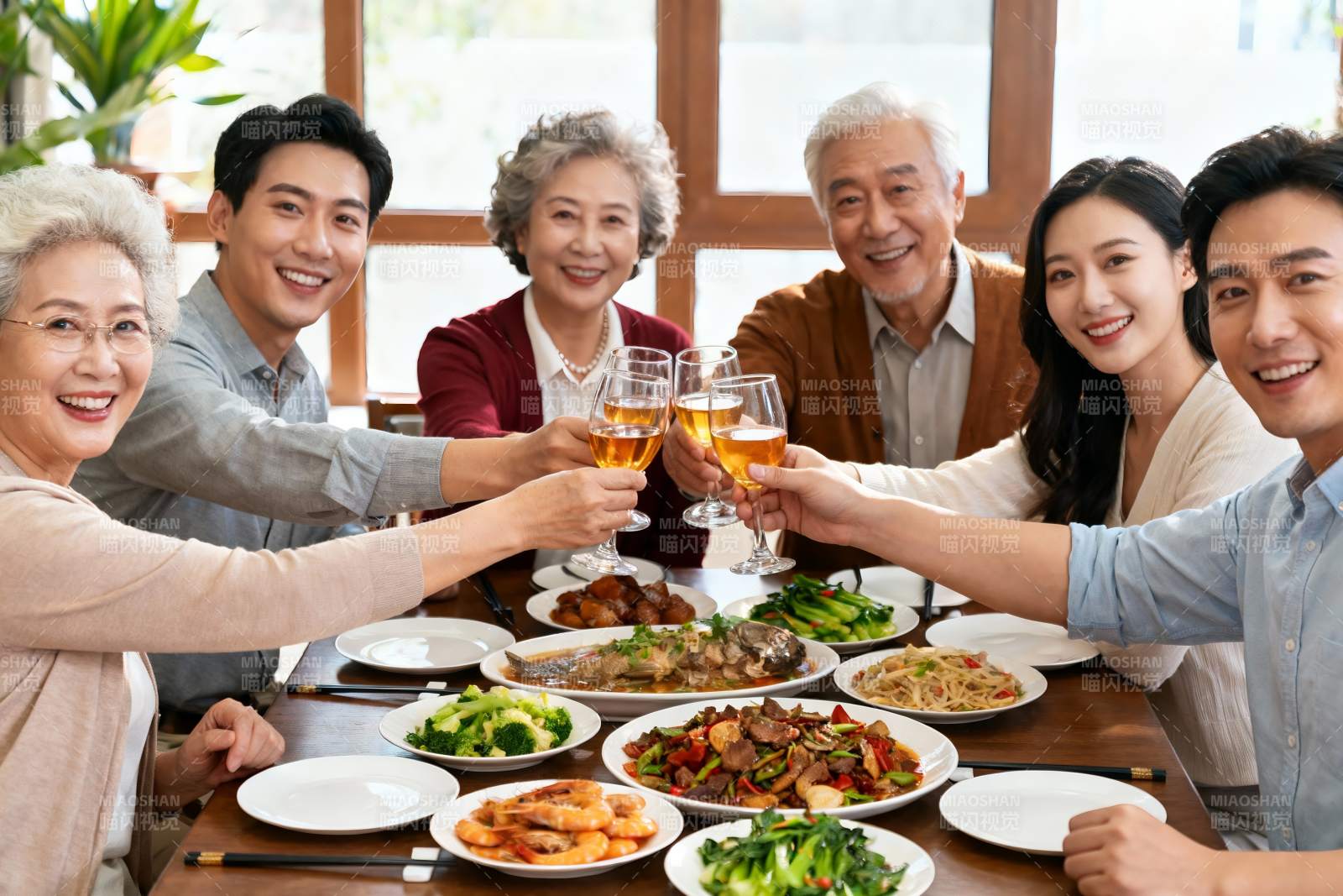 三代同堂家庭聚餐举杯欢庆图片