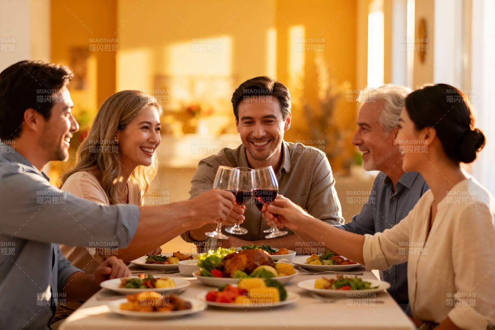 家庭聚餐欢庆时刻图片