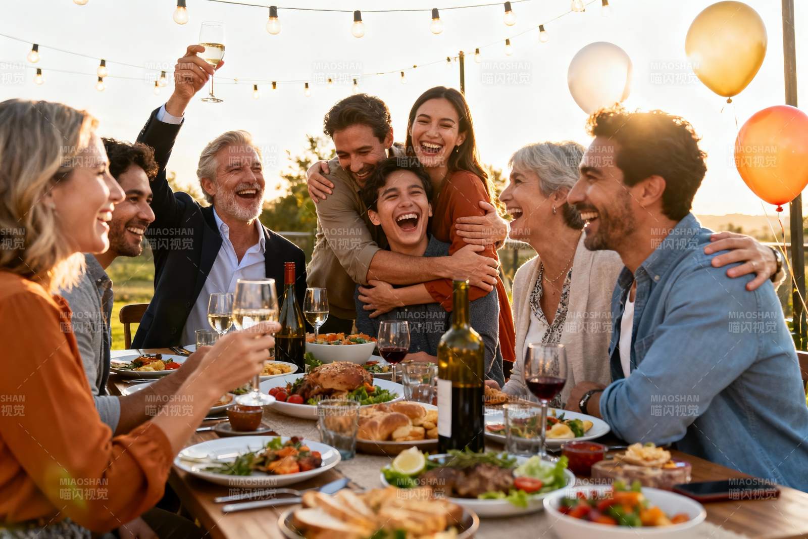 户外家庭聚会欢庆场景图片