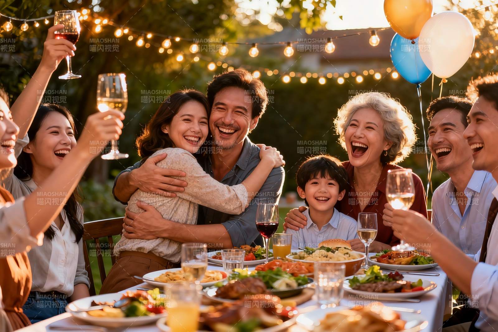 家庭户外聚餐欢庆时刻图片
