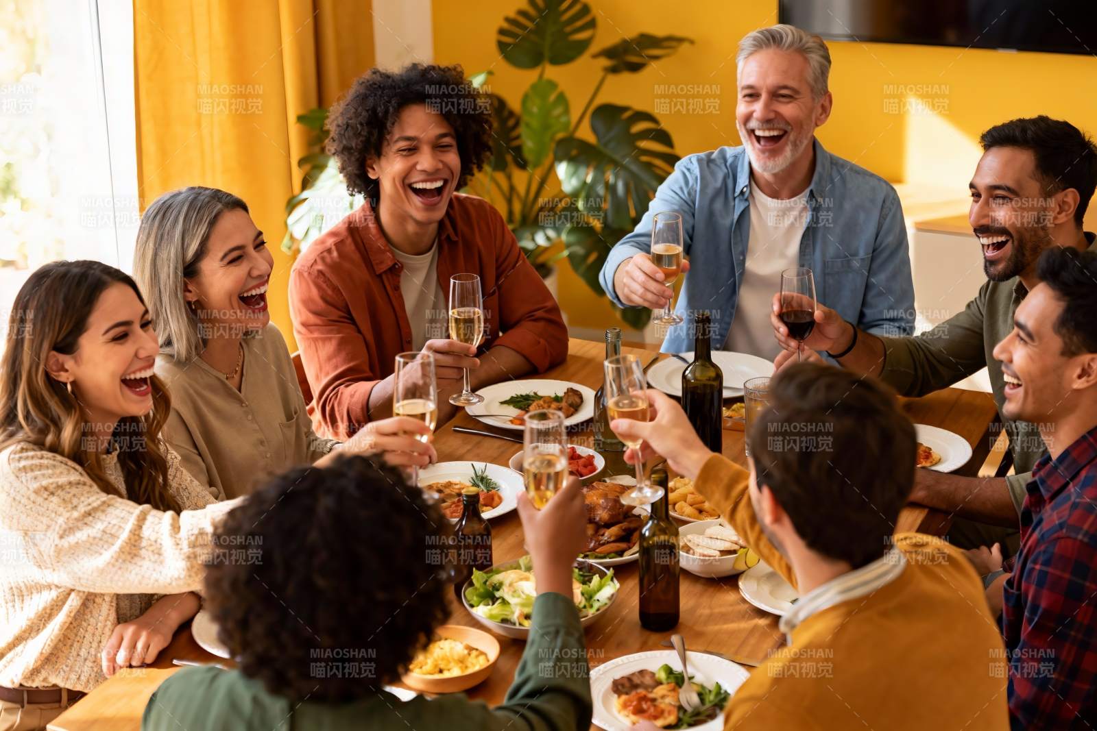 多人聚餐欢庆举杯场景图片