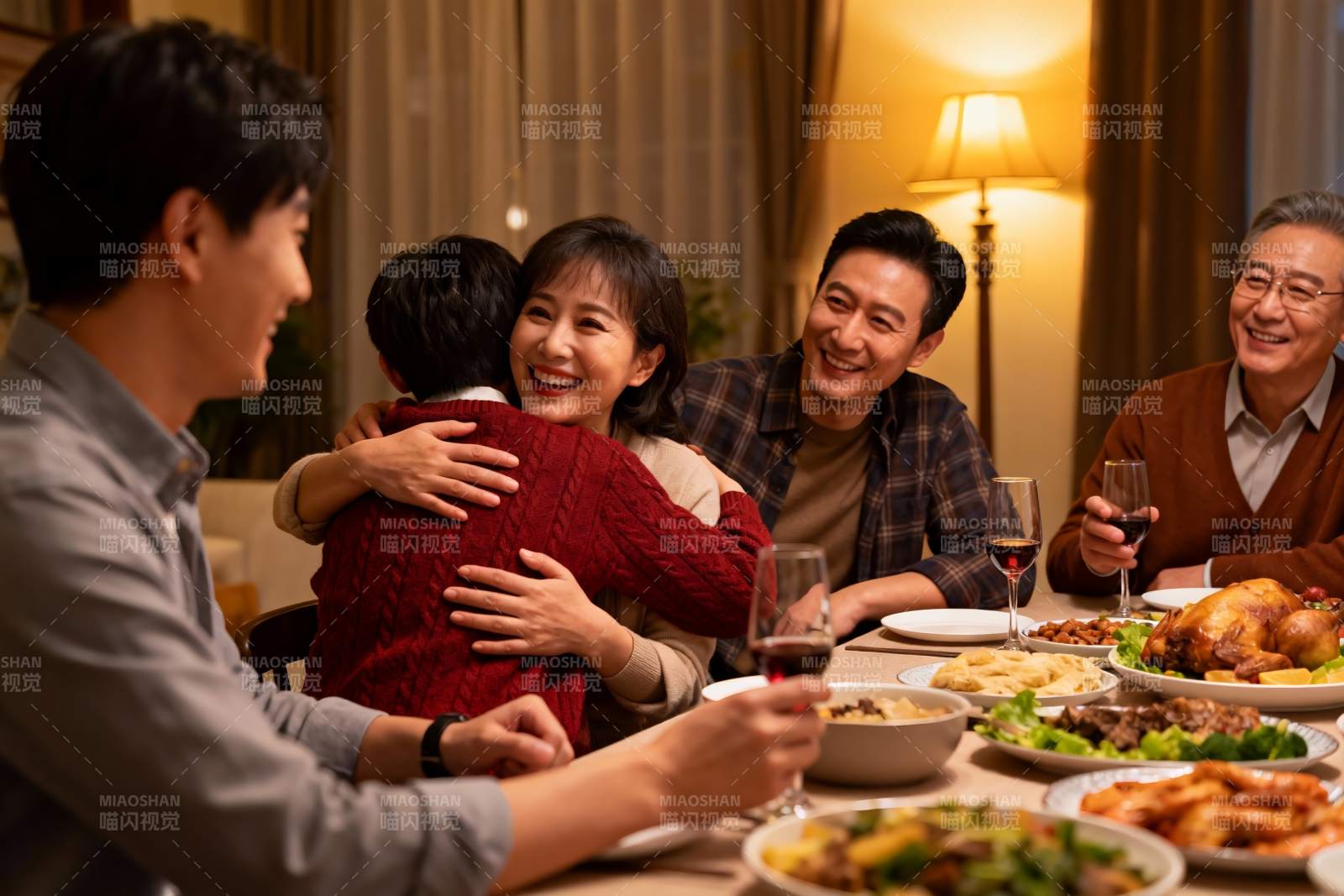 家庭聚餐温馨拥抱图片