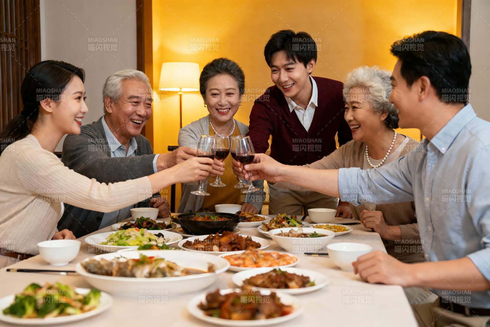 家庭聚餐欢庆时刻图片