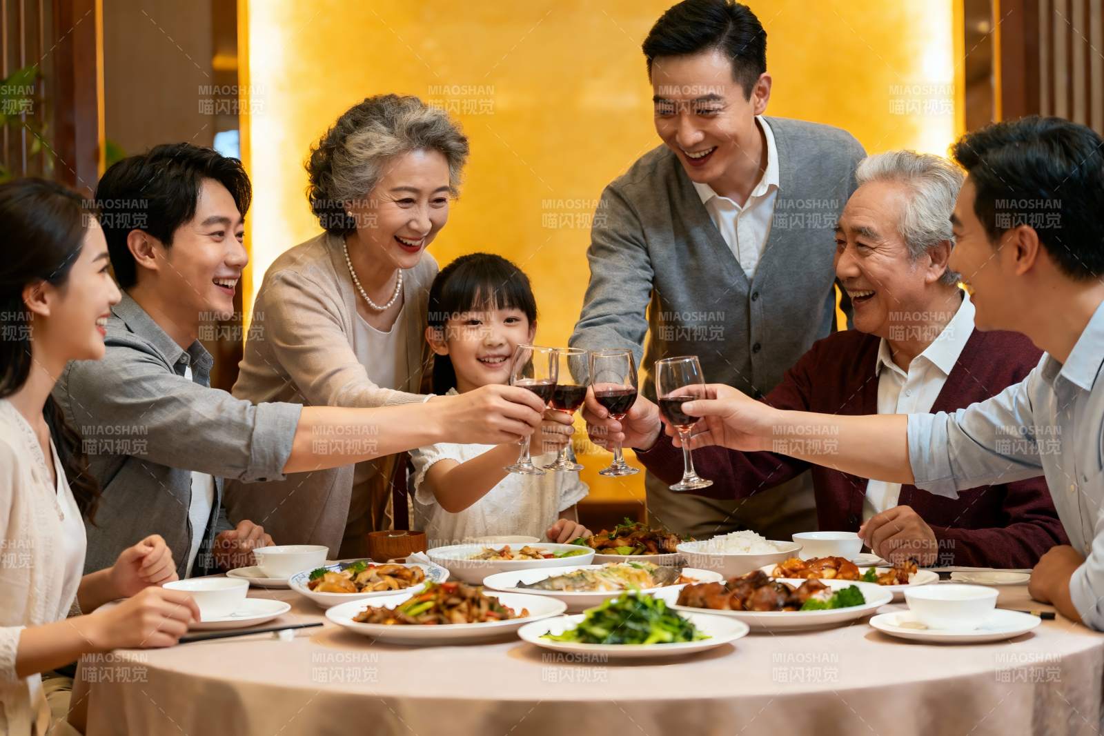 家庭聚餐欢庆时刻图片