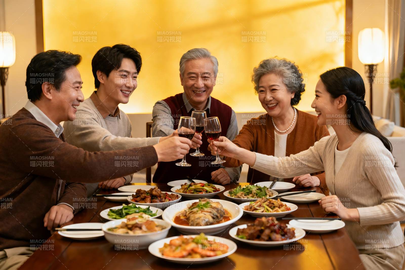 家庭聚餐欢庆时刻图片