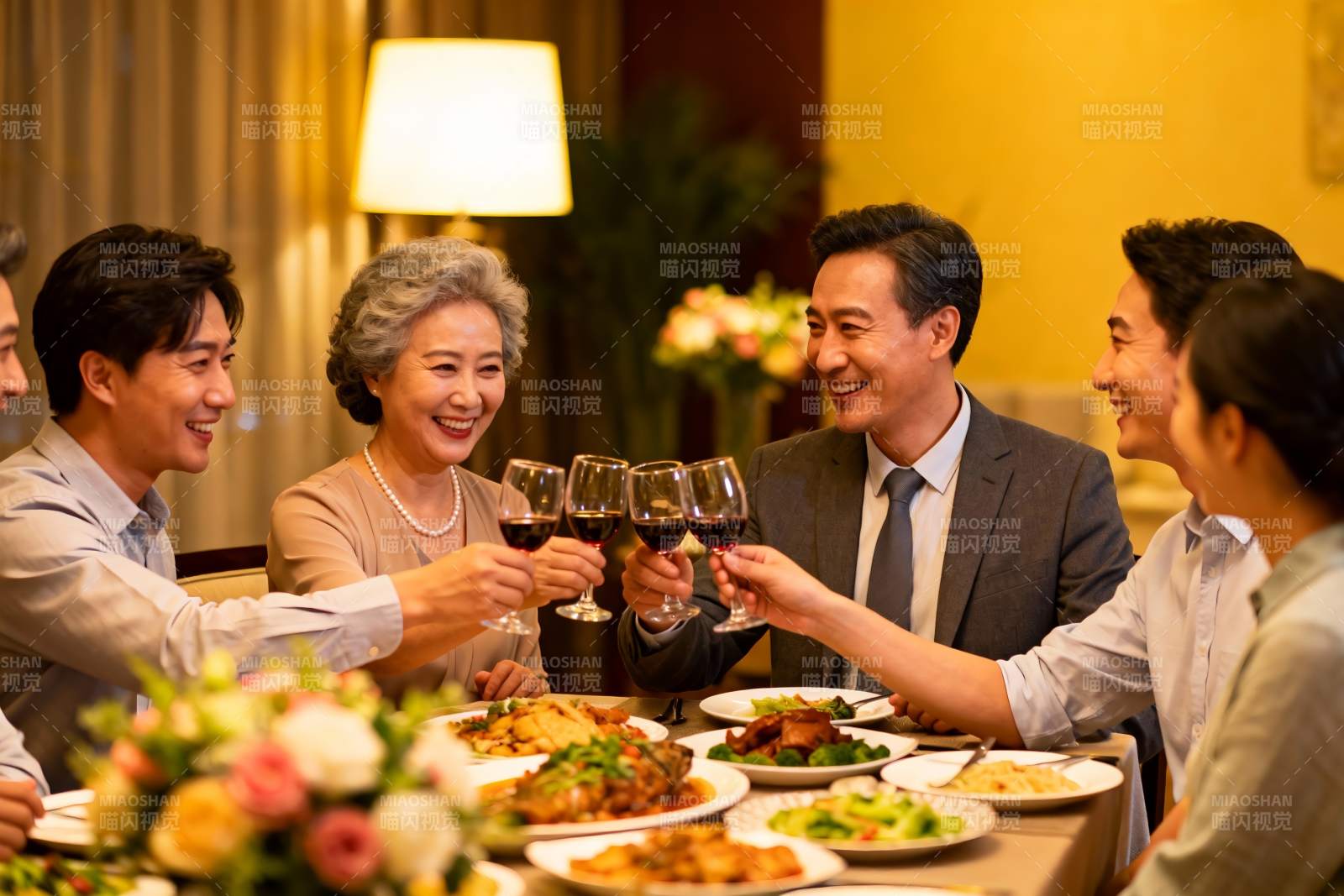 家庭聚餐欢庆时刻图片