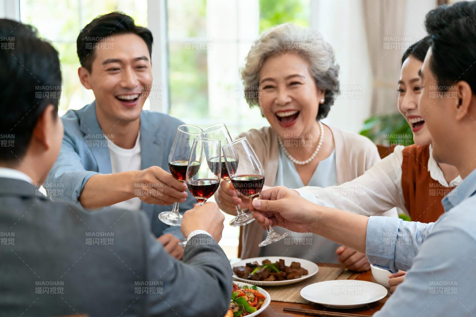 家庭聚餐欢庆时刻图片