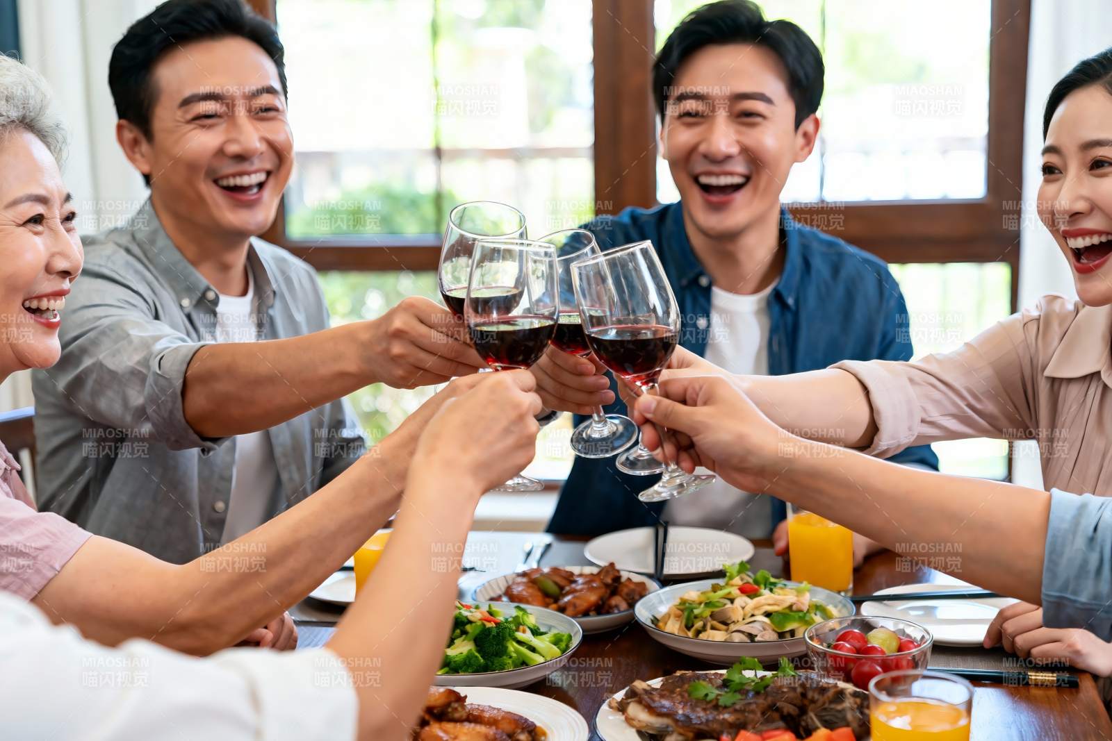 家庭聚餐欢庆举杯图片