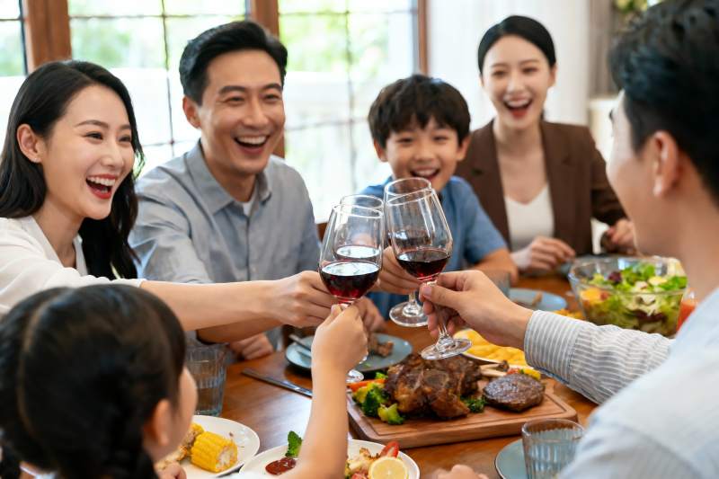家庭聚餐欢庆时刻图片