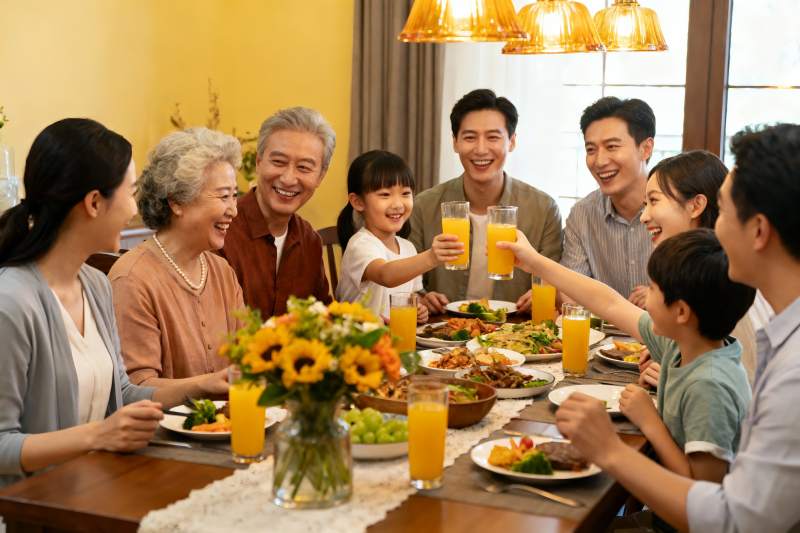 三代同堂家庭聚餐其乐融融图片