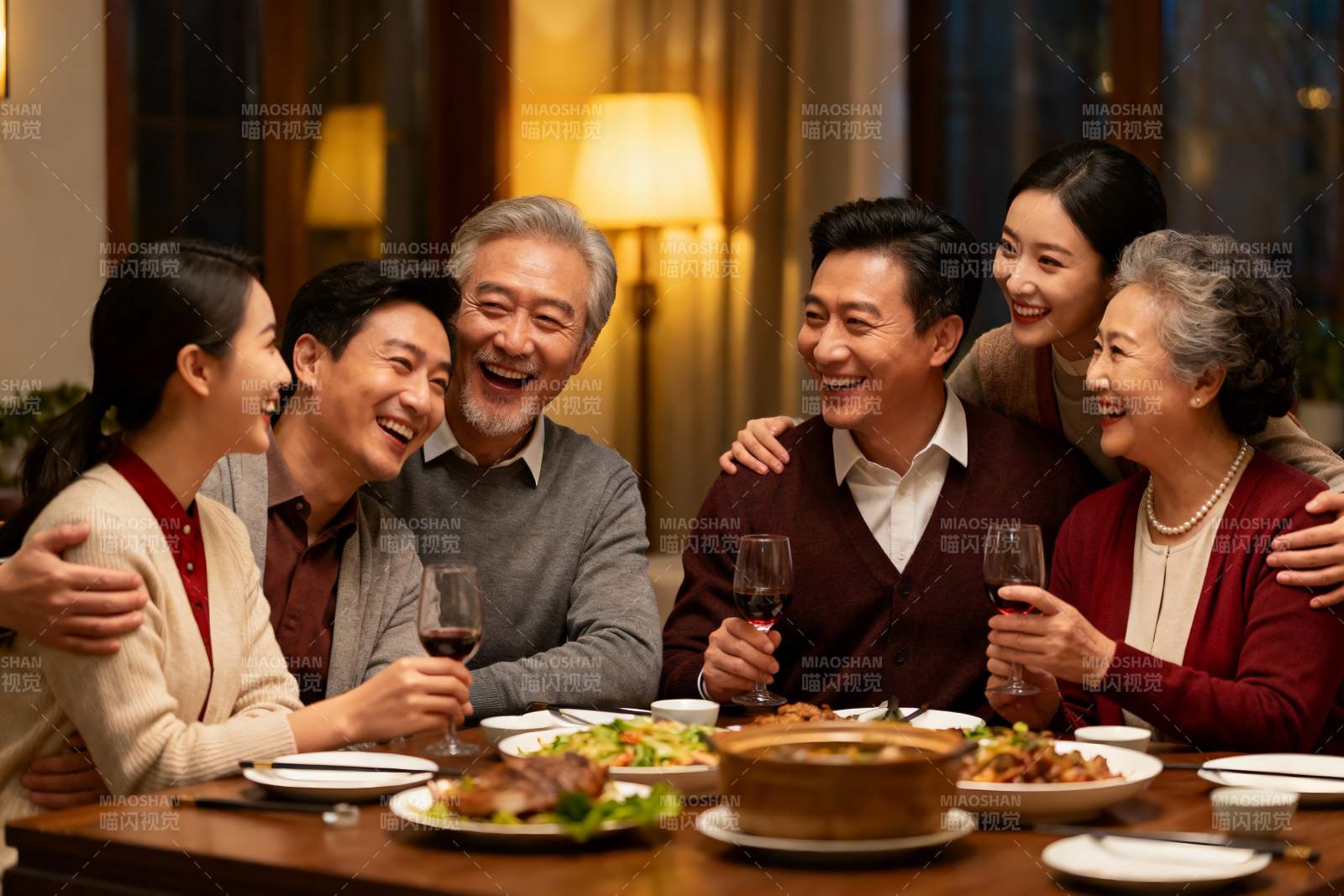 三代同堂家庭聚餐其乐融融图片