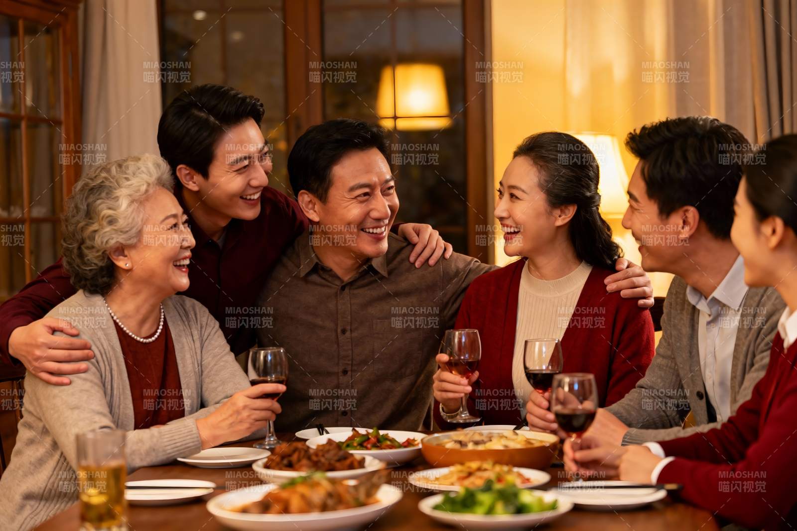 家庭聚餐欢笑共享美食图片